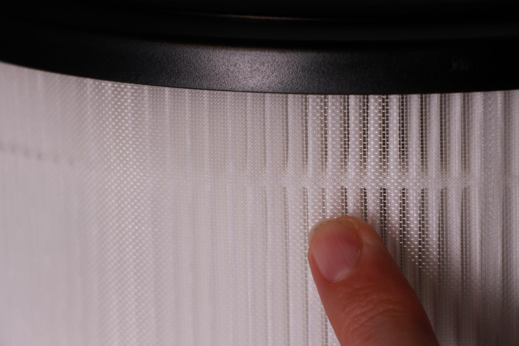 Der Vorfilter umrandet den HEPA-Filter des Philips Air Performer 8000 und ist ein Netz aus Vlies.